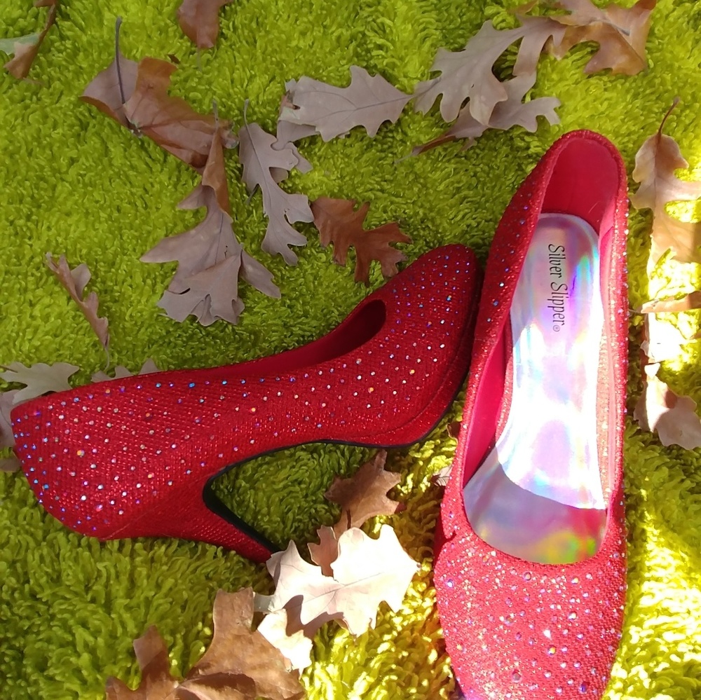 Silver slipper red heels EUC 8 1/2 M
